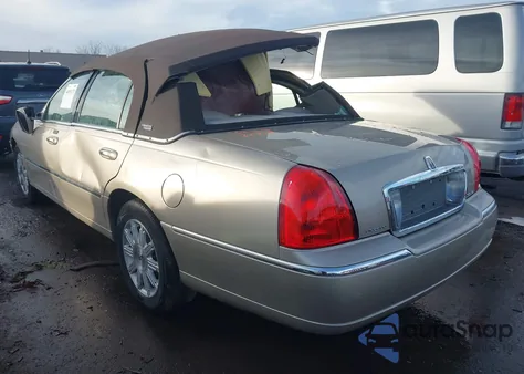 2011 Lincoln Town Car Signature Limited z USA, uszkodzony, nr VIN 2LNBL8CV6BX757412